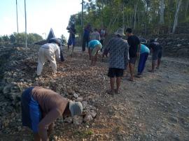 KERJA BAKTI PERBAIKAN JALAN DI PADUKUHAN GONDANG RT 04 ATAU DI SEKITAR KOMPLEKS MAKAM JOJOK.